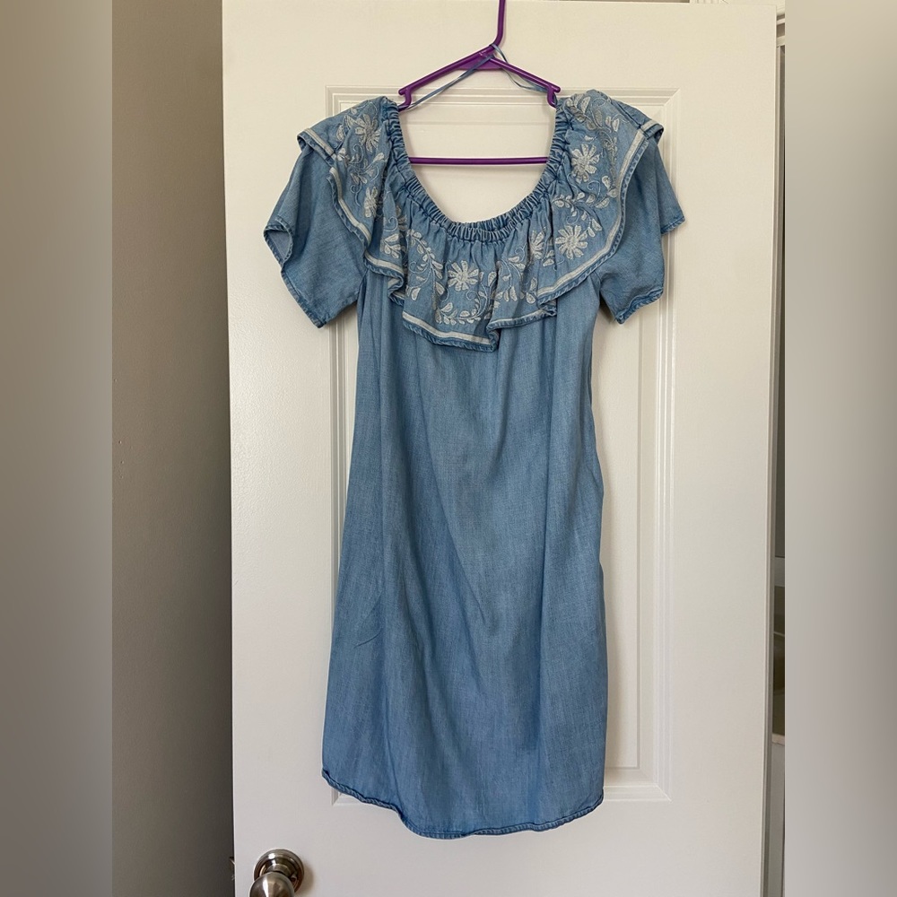 Super cute, off the shoulder dress!!